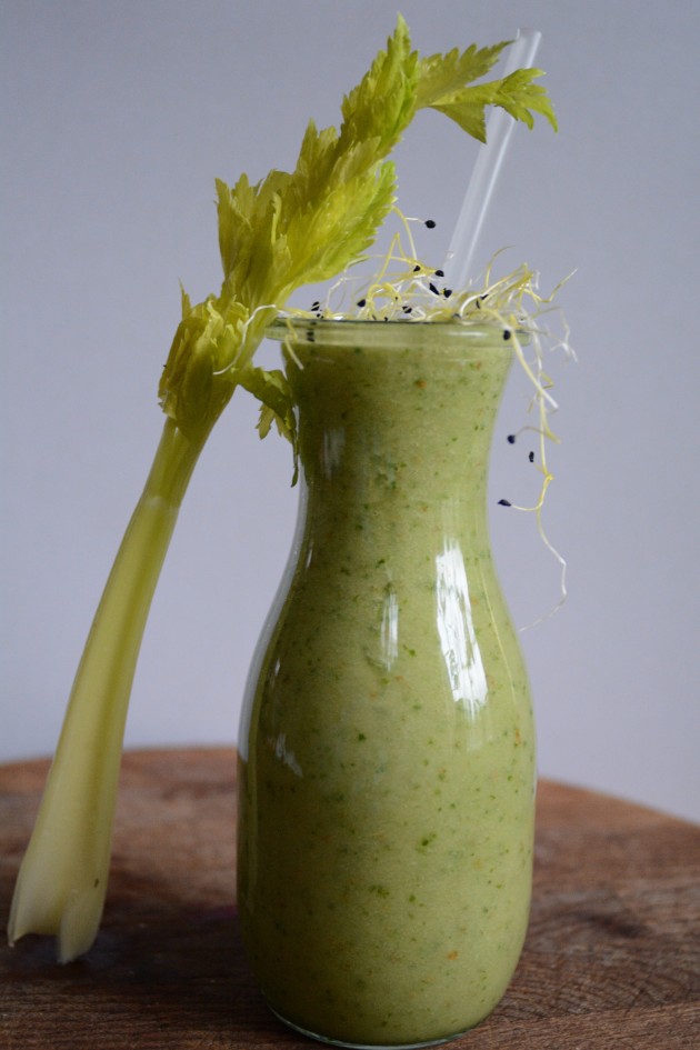 Nutritious green detox smoothie gluten free, caltose free, low carb, low fat, a natural, perfect for clean eating